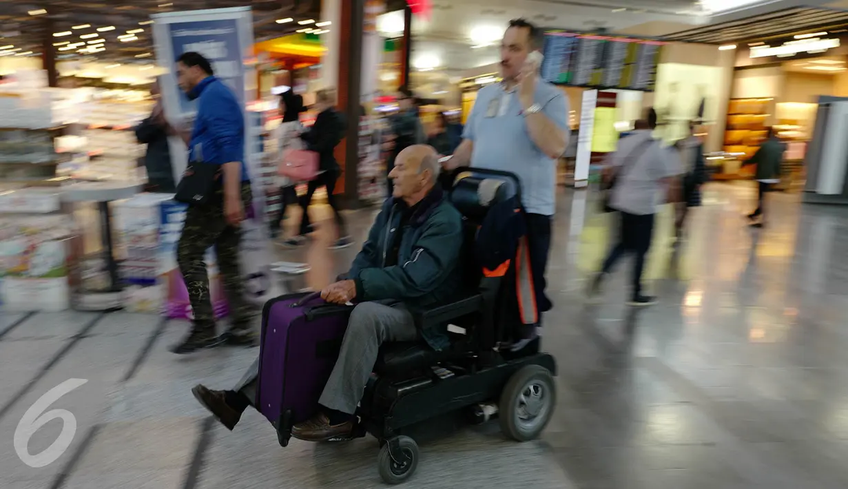 Aktivitas calon penumpang di Bandara Internasional Ataturk di Istanbul, Rabu (19/4). Fasilitas yang berkualitas dan perpaduan budaya yang unik di Bandara Ataturk ini meraih berbagai penghargaan dari dunia internasional. (Liputan6.com/Immanuel Antonius)