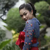 Pose seksi menyamping juga tidak luput ditampilkan Marion Jola. Kombinasi pakaian yang dipakai yakni merah dan biru menyempurnakan penampilan Marion. Dengan alis naiknya, juga membuat Marion makin terlihat sensual (KapanLagi.com/Agus Apriyanto)