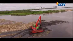 Hamparan air di Teluk Jakarta sudah muncul di pelupuk mata. Lapisan yang selama ini hilang tertimbun ratusan ton sampah, kini sudah mulai bisa dijumpai kembali.