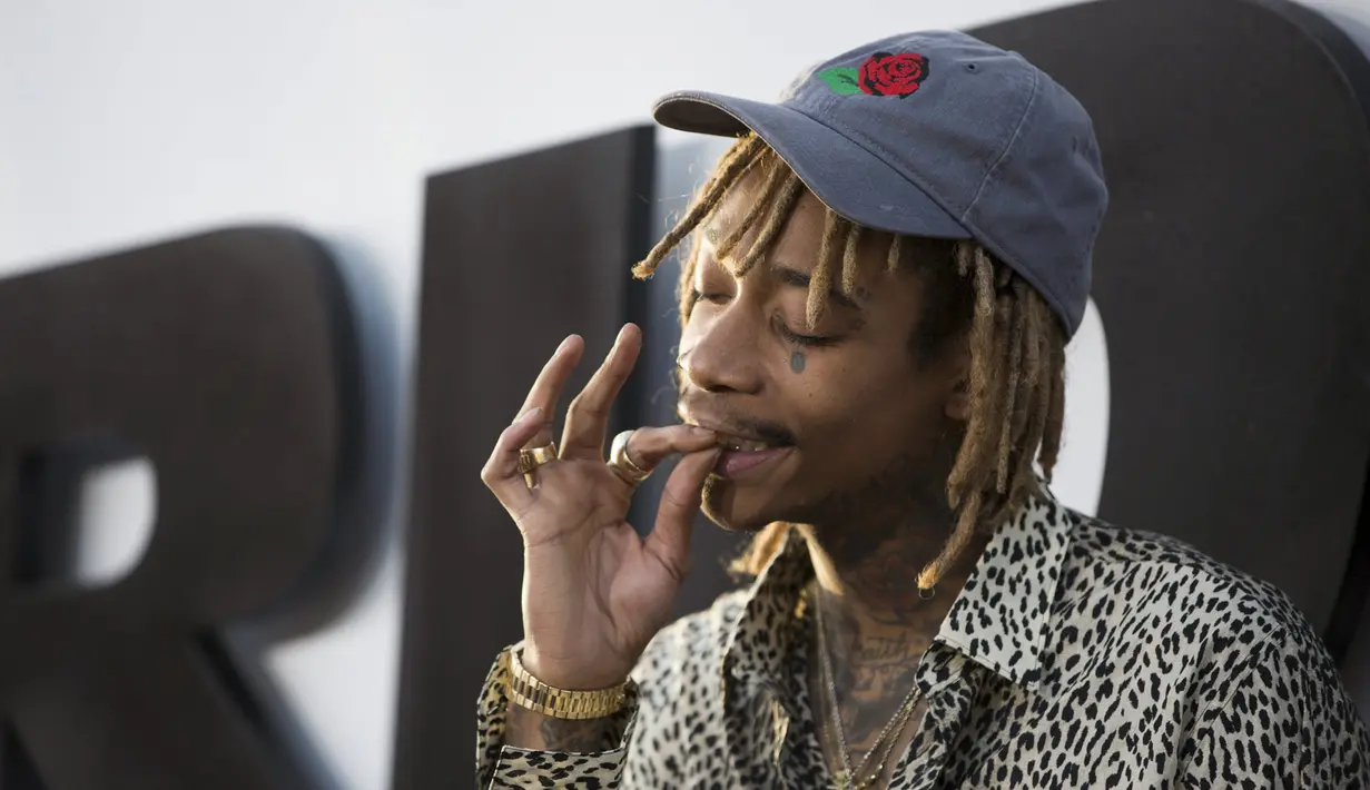 Rapper Wiz Khalifa saat menghadiri pemutaran perdana "Furious 7" di TCL Chinese Theatre IMAX, Los Angeles, Rabu (1/4/2015). Film tersebut menghadirkan aktor Paul Walker yang meninggal musim gugur lalu sebelum menyelesaikan film.(REUTERS/Mario Anzuoni)