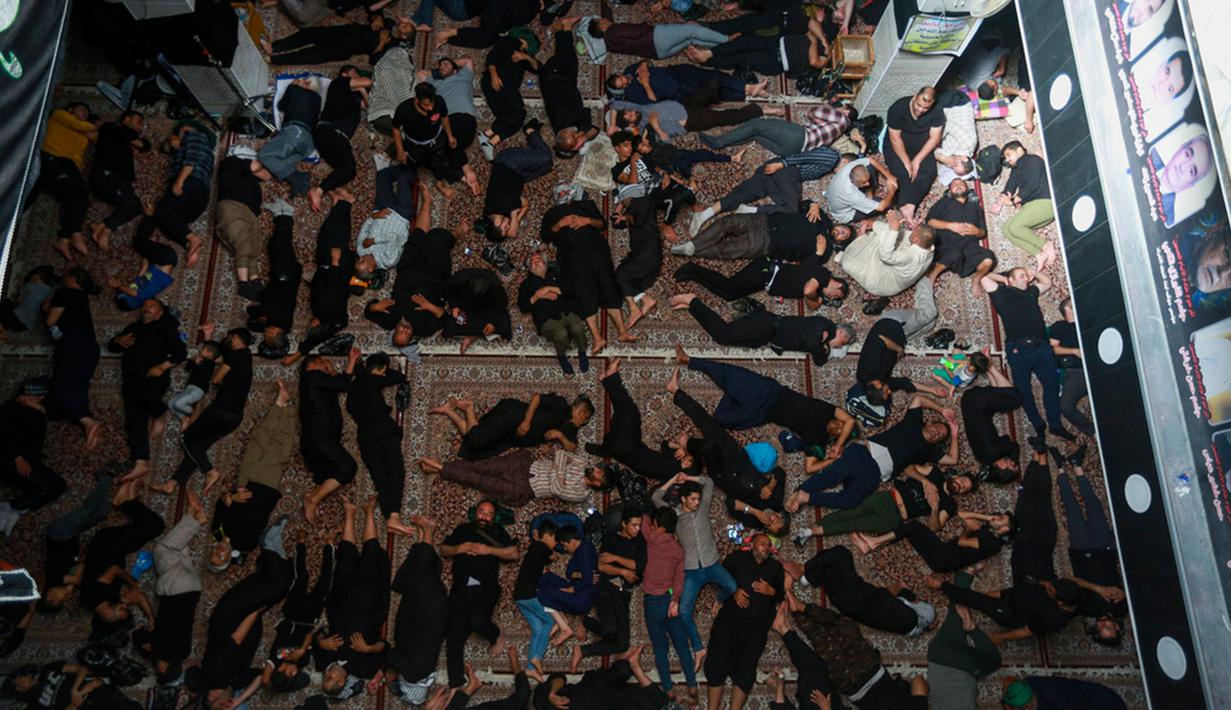 Hussein meninggal tahun 1340 di dataran berdebu Karbala. Sebuah kuburan didirikan untuk memperingati kematiannya, dan Kota Karbala, yang sekarang menjadi Irak modern, perlahan-lahan dibangun di sekitarnya seiring berjalannya waktu. (AP Photo/Anmar Khalil)