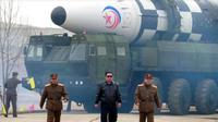Kim Jong-un yang tampil dengan jaket kulit dan kacamata hitam, efek video dan musik dramatis (AFP)