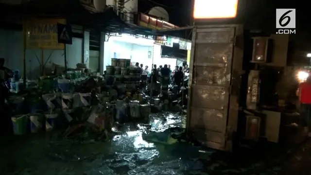 Diduga kelebihan muatan, sebuah truk bermuatan cat terguling dijalan raya Serang, dikawasan Cikupa, Tangerang, Banten, Kamis malam.