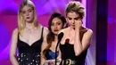 Penyanyi Selena Gomez menyeka air mata usai menerima penghargaan  Woman of the Year di atas panggung di Billboard Women In Music 2017 di Ballroom Ray Dolby di Hollywood & Highland Center di Hollywood, California (30/11). (AP/Chris Pizzello)