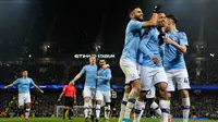 Pemain Manchester City Gabriel Jesus (kanan kedua) merayakan dengan rekan setimnya setelah mencetak gol ke gawang Everton pada pertandingan lanjutan Liga Inggris di Etihad Stadium, Manchester, Inggris, Rabu (1/1/2020). Dua gol Gabriel Jesus membawa Manchester City menang 2-1. (AP Photo/Rui Vieira)