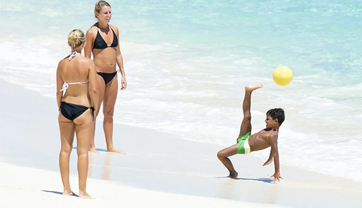 Cristiano Ronaldo Jr main sepak bola di pantai Bahama. (Splash News via Daily Mail)