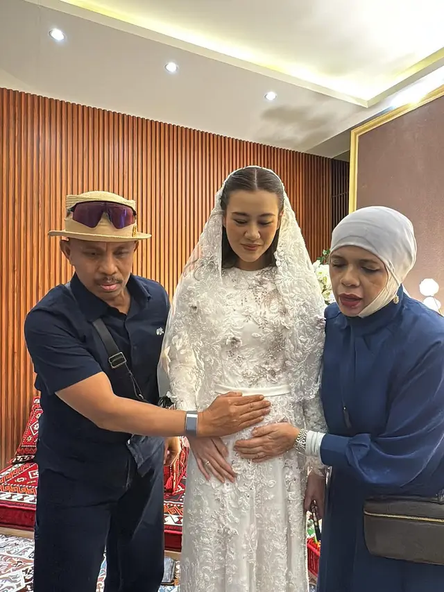6 Potret Gen Halilintar di Tasyakuran 4 Bulan Kehamilan Aaliyah Massaid, Beri Doa
