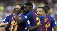 Para pemain Barcelona merayakan gol yang dicetak gelandang Barcelona, Ousmane Dembele, pada laga La Liga Spanyol di Stadion Camp Nou, Barcelona, Minggu (2/8/2018). Barcelona menang 8-2 atas Huesca. (AFP/Lluis Gene)
