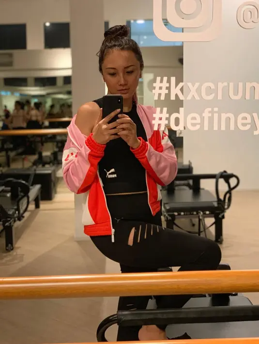 Salah satu rahasia Tata Cahyani tampil awet muda adalah olahraga pilates. Seperti di potret ini di mana ia kenakan setelan baju olahraga hitam dengan jaket pink oranye [@tatacahyani]