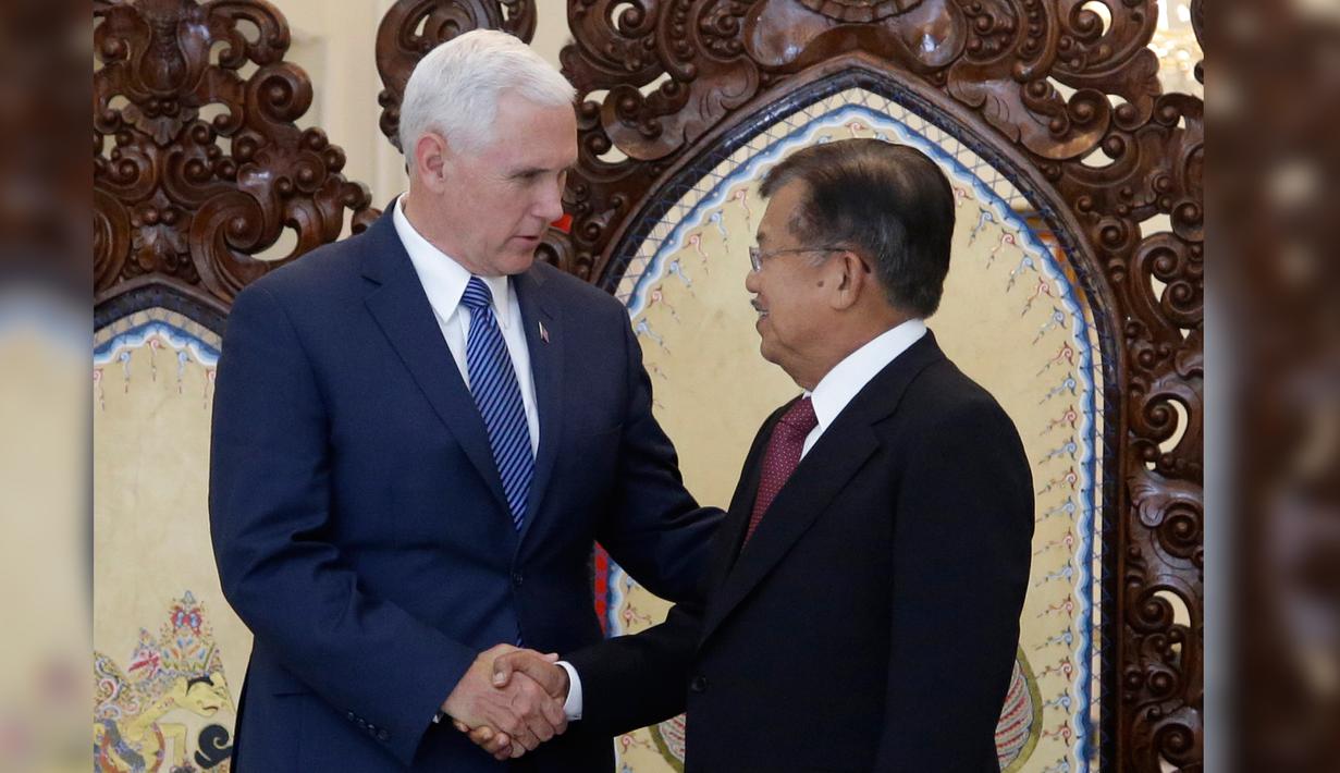 JK sambut hangat kunjungan Wapres AS di Istana Wakil Presiden, Jakarta, Kamis (20/4). Usai bertemu Presiden Jokowi, Mike Pence menemui Wapres JK untuk membahas lima bidang kerja sama bilateral strategis. (AP Photo/Achmad Ibrahim/Pool)