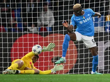 Pemain Napoli, Victor Osimhen (kanan) mencetak gol ke gawang Braga yang dijaga oleh Matheus pada laga lanjutan Grup C Liga Champions 2023/2024 di Armando Maradona Stadium, Napoli, Italia, Rabu (13/12/2023) dini hari WIB. (AFP/Alberto Pizzoli)