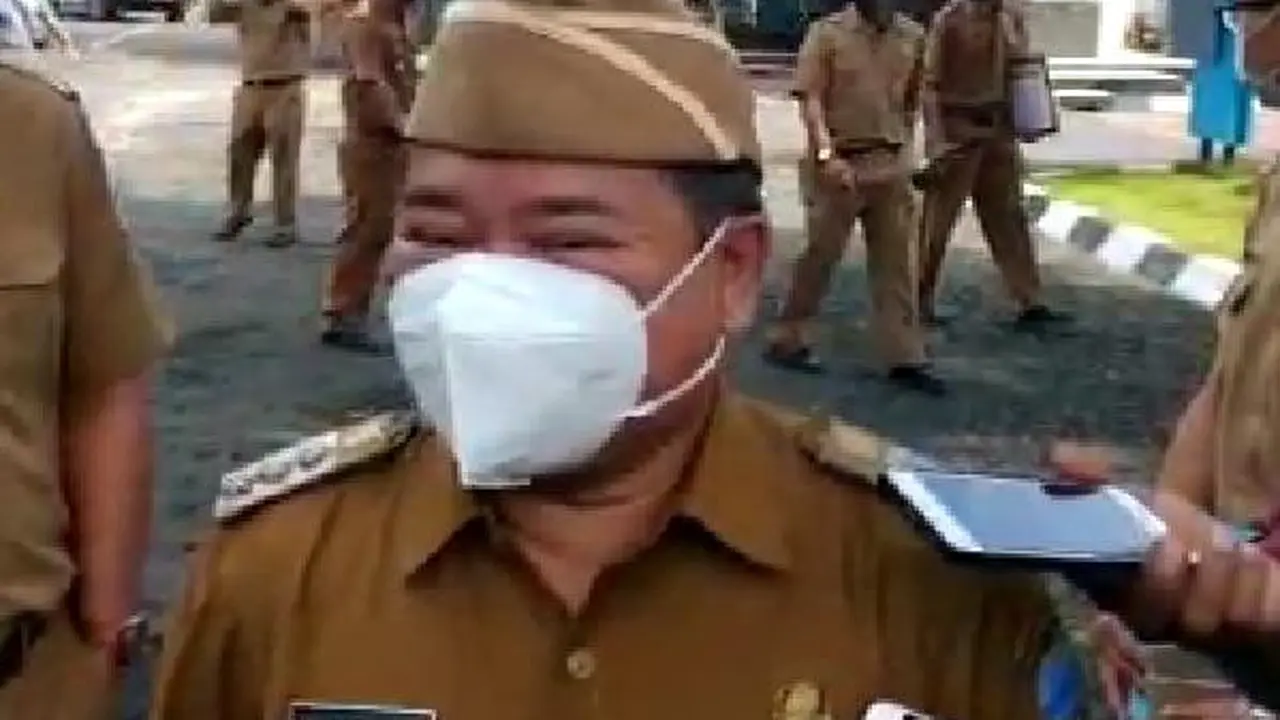Bupati Garut Rudy Gunawan, memberkan penjelasannya depan wartawan, usai larangan penggunaan Alun-alun dan SOR Kerkof Garut, untuk perayaan tahun baru 2021.