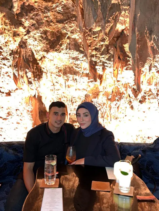 Perempuan yang mengawali dari sinetron Manusia Harimau itu mengaku sejak lama untuk berhijab. Tapi, ia merasakan masih ada keraguan dalam hatinya. Hingga akhirnya pulang dari tanah suci memutuskan berhijab. [Instagram/marginw]