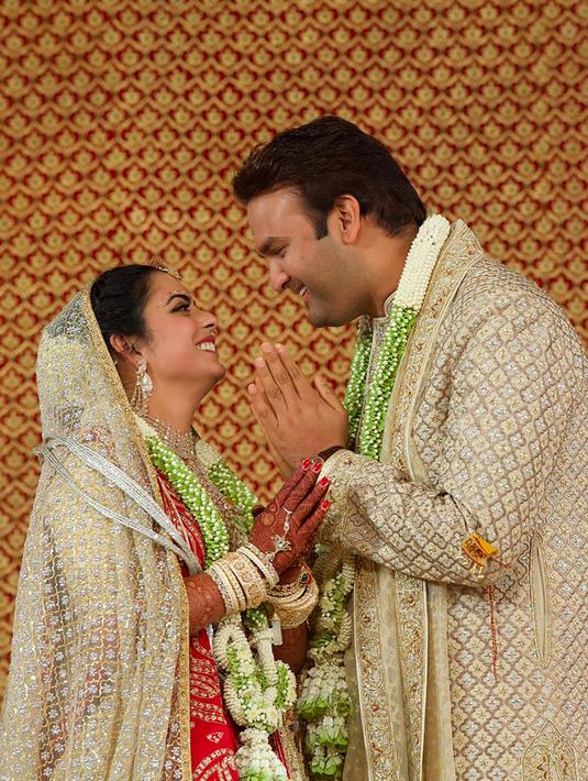 Putri konglomerat Mukesh Ambani, Isha mengambil bagian dalam ritual pernikahan tradisional dengan putra pengusaha India, Ajay Piramal di Mumbai, Rabu (12/12). Mukesh Ambani merupakan orang terkaya di India menurut Forbes. (HO/Reliance Industries/AFP)