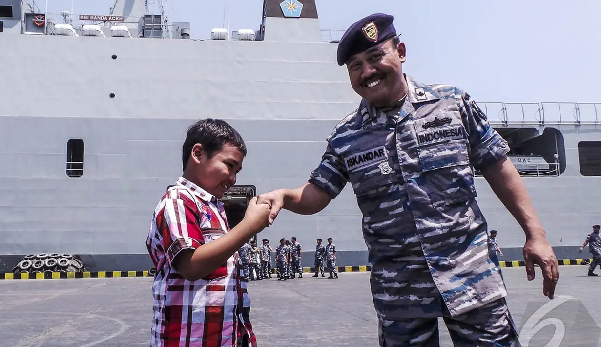 Para Marinir ini disambut oleh keluarga mereka usai latihan bersama multilateral Rim of the Pasific (RIMPAC) 2014 dengan KRI Banda Aceh bersandar di Dermaga Kolinlamil, Tanjung Priok, Jakarta, Selasa (2/9/2014) (Liputan6.com/Faizal Fanani)