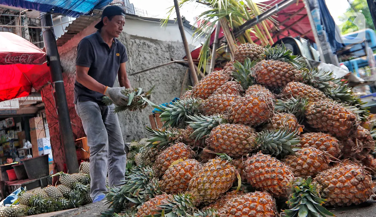 Selain itu, laris-manisnya buah-buahan ini mengingat tingginya animo masyarakat membeli aneka buah-buahan juga sebagai menu pilihan hidangan dan minuman buka puasa yang menyegarkan. (Liputan6.com/Angga Yuniar)