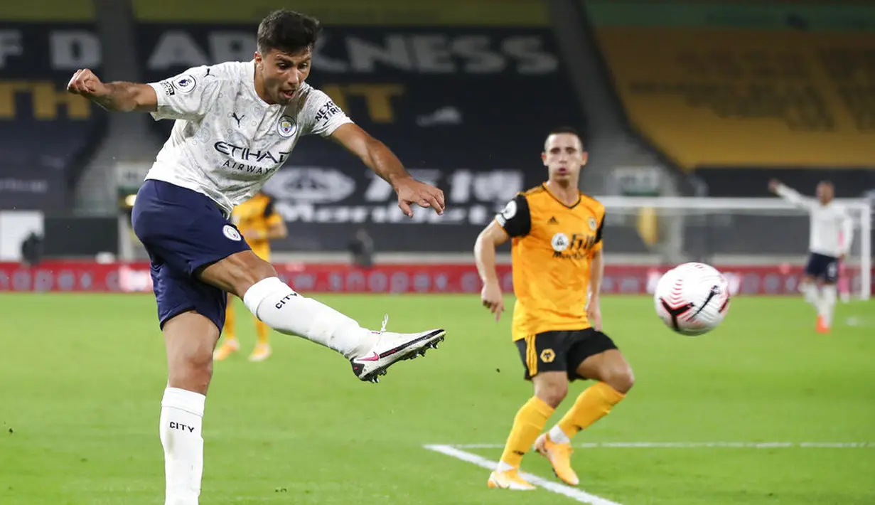 Pemain Manchester City, Rodrigo, melepaskan tendangan saat melawan Wolverhampton Wanderers pada laga Liga Inggris di Stadion Molineux, Senin (21/9/2020). Manchester City menang dengan skor 3-1. (Nick Potts/Pool via AP)