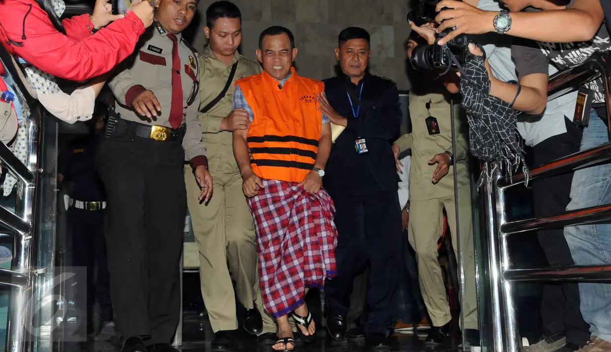 Wakil Ketua DPRD Banten, SM Hartono usai menjalani pemeriksaan KPK, Jakarta, Rabu (2/12/2015). Hartono tampak mengenakan sarung usai diperiksa KPK. (Liputan6.com/Helmi Afandi)
