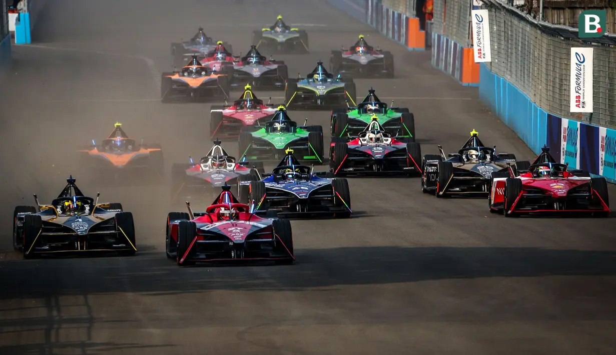 Pembalap Avalanche Andretti, Jake Dennis (27) memacu mobilnya saat balapan Jakarta E-Prix 2023 round-11 di Jakarta International E-Prix Circuit, Ancol, Jakarta, Minggu (04/06/2023). (Bola.com/Bagaskara Lazuardi)