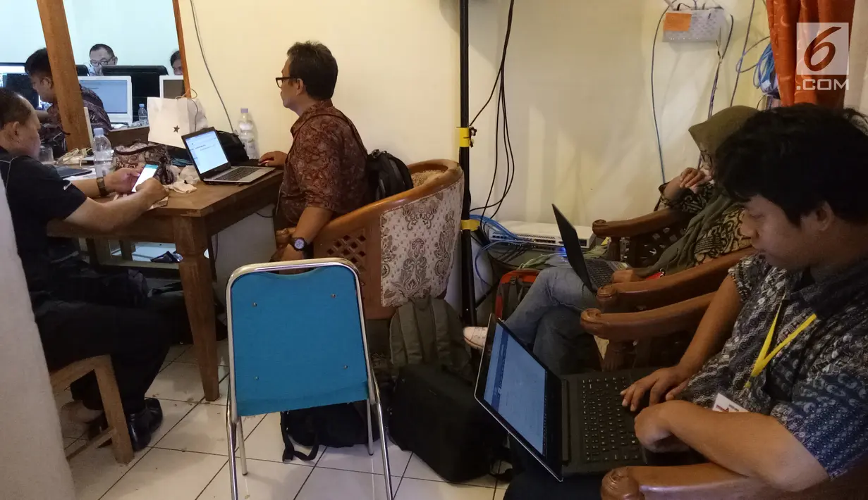 Sejumlah jurnalis dari berbagai media membuat berita di Media Center dekat Graha Saba Buana, Solo, Rabu (8/11). Lebih dari 100 media massa ikut meliput pernikahan putri Presiden Jokowi, Kahiyang Ayu dengan Bobby Nasution. (Liputan6.com/Angga Yuniar)