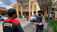 Polisi di Banyumas menjaga dan berpatroli mengamankan gereja usai serangan bom bunuh diri gereja di Makassar. (Liputan6.com/Polres Banyumas)