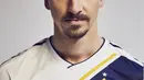 Penyerang baru LA Galaxy, Zlatan Ibrahimovic berpose dalam seragam klub barunya saat pemotretan pada 23 Maret 2018. Ibrahimovic diketahui pernah berkarier di Swedia, Belanda, Italia, Spanyol, Prancis, dan Inggris. (Jon Shard/LA Galaxy via AP)