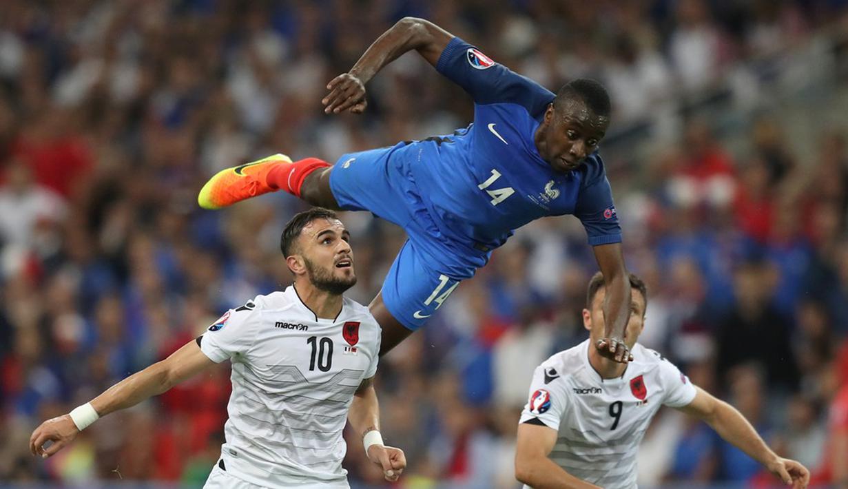 Pemain Prancis, Blaise Matuidi (biru), terbang menjangkau bola saat melawan Albania pada laga Grup A Piala Eropa 2016 di Stade Velodrome, Marseille, Kamis (16/6/2016) dini hari WIB. (AFP/Valery Hache)