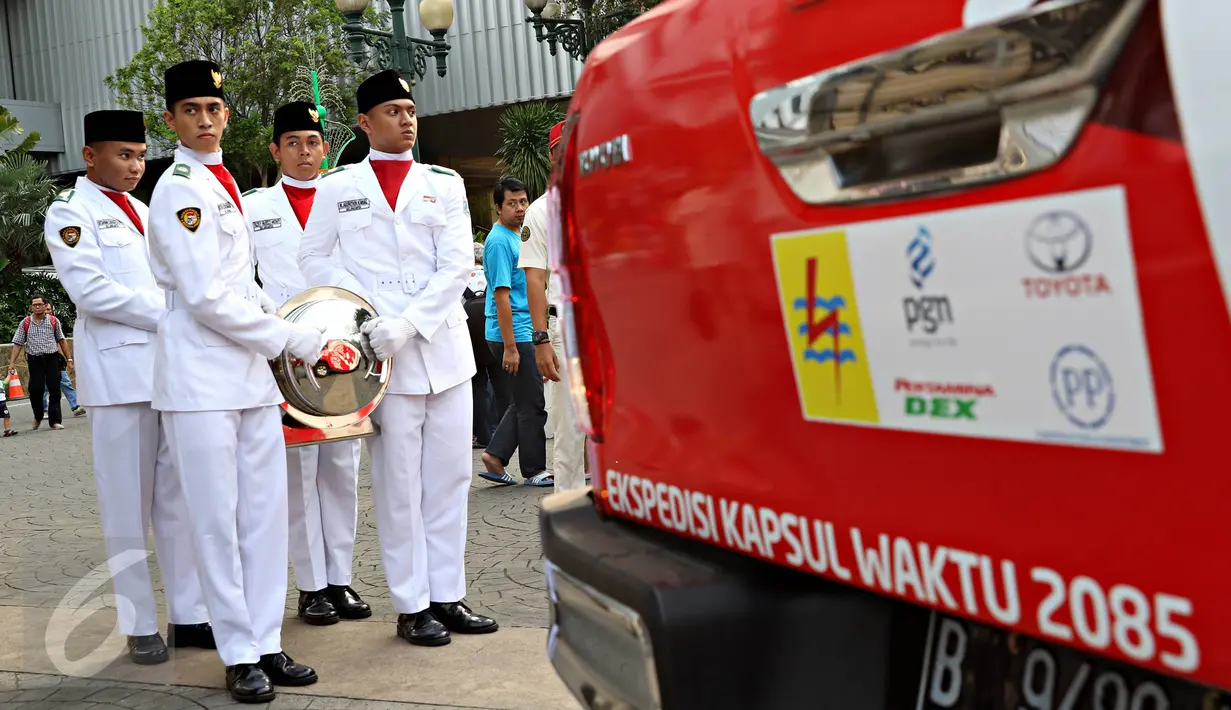 Sejumlah Paskibra membawa tabung berisi Kapsul Waktu, Jakarta, Sabtu (31/10/2015). Kapsul Waktu berisi kumpulan mimpi anak-anak bangsa dari Sabang sampai Merauke. (Liputan6.com/ Immanuel Antonius)