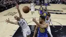 Aksi pemain Warriors, Stephen Curry (30) melakukan umpan melewati adangan pemain Spurs, Manu Ginobili (20) pada laga NBA basketball game di AT&T Center, San Antonio, (2/11/2017) waktu setempat. Warriors menang 112-92. (AP/Eric Gay)