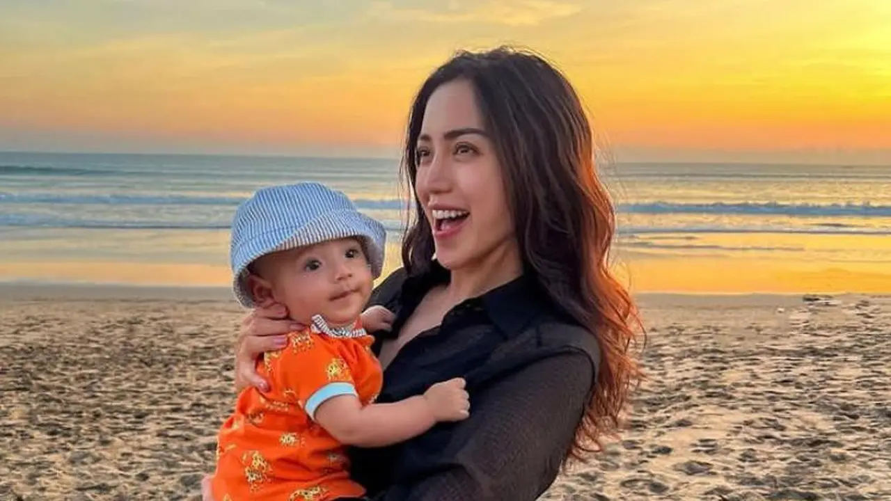 6 Gaya Kasual Jessica Iskandar Liburan di Bali, Ajak Baby Don ke Pantai untuk Pertama Kali