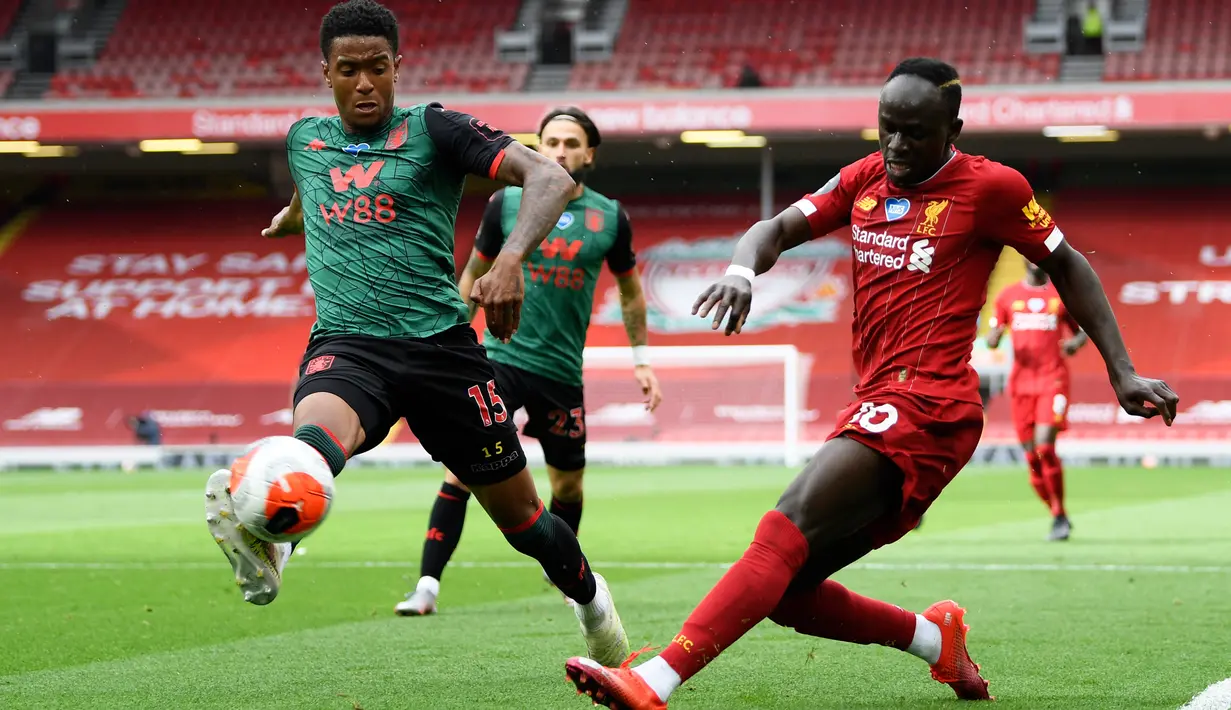 Pemain Aston Villa Ezri Konsa berusaha memblokir tembakan dari penyerang Liverpool, Sadio Mane dalam lanjutan Premier League 2019-2020, Minggu (5/7/2020). Liverpool berhasil meraih kemenangan atas Aston Villa dengan skor 2-0. (Shaun Botterill/Pool via AP)