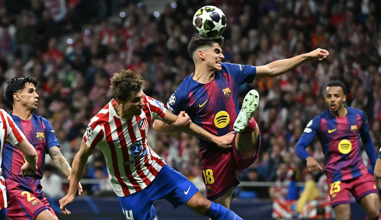 Bertanding di Stadion Metropolitano, Madrid pada Selasa 14 April 2026 waktu setempat atau Rabu (15/4/2026) dini hari WIB, kedua tim langsung tampil menekan. Tampak dalam foto, bek Atletico Madrid asal Spanyol, Robin Le Normand (kiri), berebut bola dengan Gerard Martin (Barcelona) selama pertandingan leg kedua perempat final Liga Champions 2025/2026 di Stadion Metropolitano, Madrid pada Selasa 14 April 2026 waktu setempat atau Rabu (15/4/2026) dini hari WIB. (Javier SORIANO/AFP)