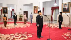 Kepala Badan Pelindungan Pekerja Migran Indonesia (BP2MI) Benny Rhamdani (kiri) dan Komisioner KPU I Dewa Kade Wiarsa Raka Sandi mengikuti pelantikan di Istana Negara, Jakarta, Rabu (15/4/2020). (Antarafoto/Hafidz Mubarak/Pool)
