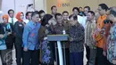 Wapres Jusuf Kalla menandatangani prasasti saat mengunjungi Outlet BNI di Terminal 3 Bandara Soetta di Tangerang, Banten (15/8). Wapres didampingi Direktur Hubungan Kelembagaan dan Transaksional Perbankan BNI Adi Sulistyowati.(Liputan6.com/Angga Yuniar)
