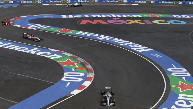 Pembalap Mercedes dari Inggris, Lewis Hamilton memimpin balapan selama balap mobil Formula Satu Meksiko Grand Prix di Autodromo Hermanos Rodriguez, Mexico City (27/10/2019). (AP Photo/Rebecca Blackwell)