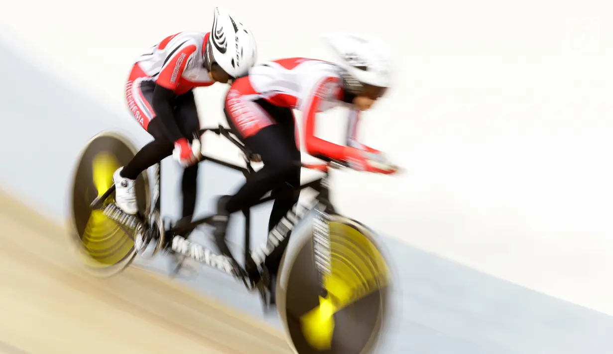 Pesepeda Indonesia Ni'mal Magfiroh dan Sri Sugiyanti memacu kecepatan pada nomor 3.000 meter persuit individu B saat Asian Track Championship 2019 di Veledrome, Jakarta, Jumat (11/1). Pasangan ini berhasil meraih perak. (Bola.com/Yoppy Renato)