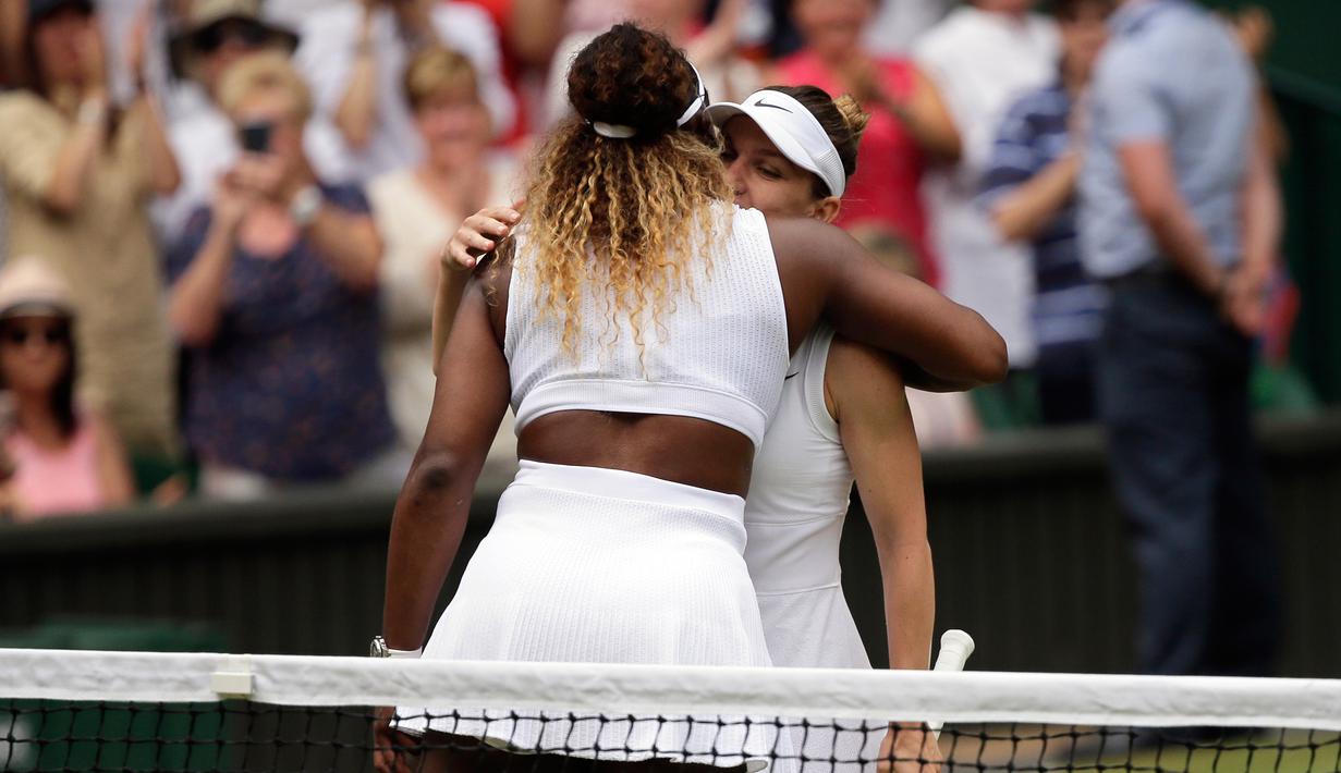 Petenis Simona Halep (kanan) memeluk Serena Williams usai mengalahkannya dalam pertandingan final tunggal putri Wimbledon 2019 di London, Inggris, Sabtu(13/7/2019). Petenis Rumania itu mengalahkan jagoan Amerika Serikat dua set langsung, 6-2 dan 6-2. (AP Photo/Tim Ireland)