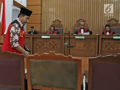 Gatot Brajamusti atau Aa Gatot memasuki ruang sidang di PN Jakarta Selatan, Selasa (7/11). Gatot menjalani sidang kasus dugaan kepemilikan senjata api ilegal dan satwa langka. (Liputan6.com/Herman Zakharia)