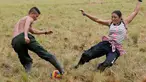 Pejuang dari Angkatan Bersenjata Revolusioner Kolombia (FARC) bermain sepak bola di sebuah kamp di mana mereka mempersiapkan diri untuk meratifikasi kesepakatan damai dengan pemerintah, di Yari Plains, Kolombia, (19/9). (REUTERS/John Vizcaino)
