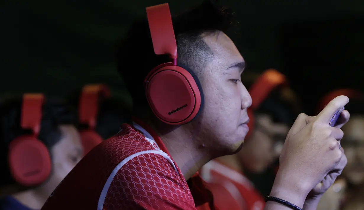 Tim Arena of Valor (AOV), SES,  saat melawan GGWP pada laga The Battle of Youniverse di KLY Lounge, Jakarta, Jumat (7/12). GGWP berhasil mengalahkan SES. (Bola.com/Vitalis Yogi Trisna)