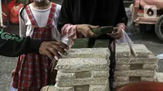 Warga membeli tempe di Pasar Kebayoran Lama, Jakarta, Selasa (15/2/2022). Ketua Umum Gabungan Koperasi Produsen Tempe Tahu (Gakoptindo) Aip Syarifuddin menyatakan akan mogok produksi tempe tahu yang akan dilakukan mulai 21-23 Februari 2022. (Liputan6.com/Johan Tallo)