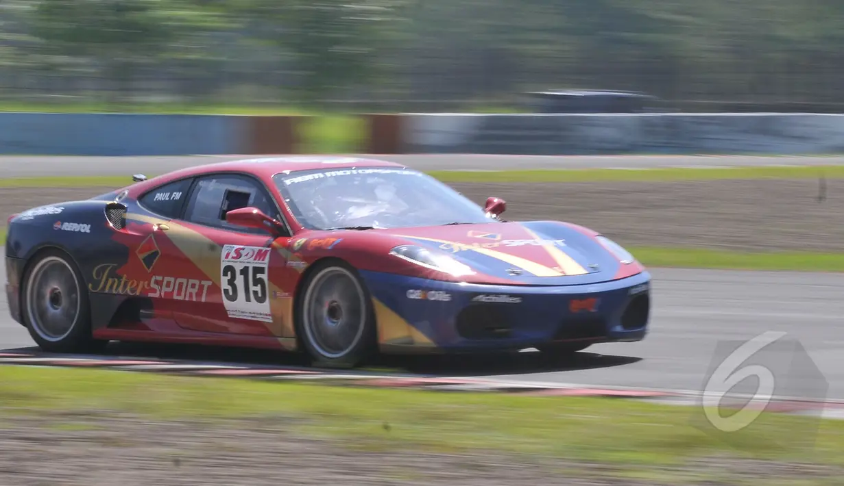 Paul Montolalu mengendarai Ferarri 430 saat latihan di Sirkut Sentul, Bogor (12/5/2015). Indonesia akan menggelar balap ketegori Super Car yang akan diadakan 23 - 24 Mei 2015. (Liputan6.com/Herman Zakharia)