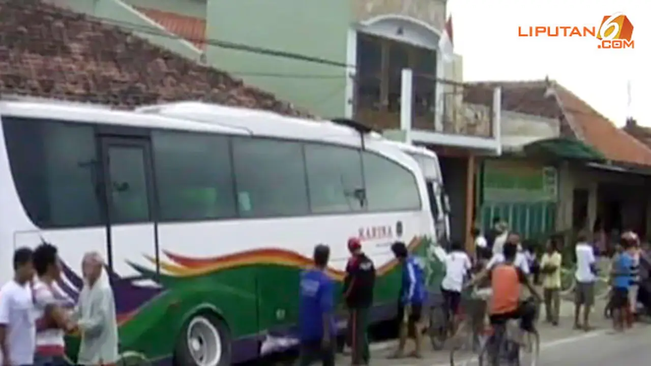 bus-tabrak-pantura-130818b.jpg