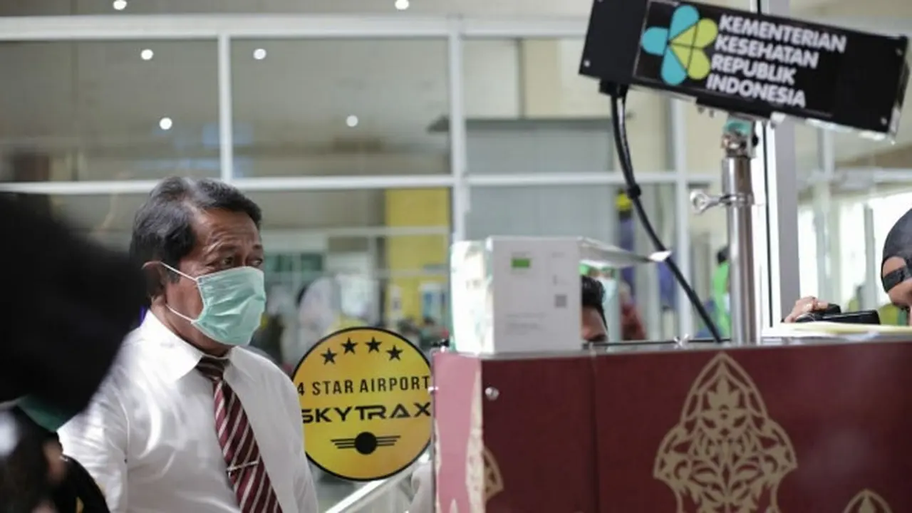Pemeriksaan panas tubuh penumpang di kedatangan internasional Bandara Sultan Syarif Kasim II Pekanbaru.