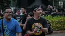 Penonton memadati Konser Guns N’ Roses di Stadion Gelora Bung Karno, Jakarta, Kamis (8/11). Di konser ini Guns N' Roses juga akan meng-cover sejumlah lagu dari para penyanyi populer. (Liputan6.com/Faizal Fanani)