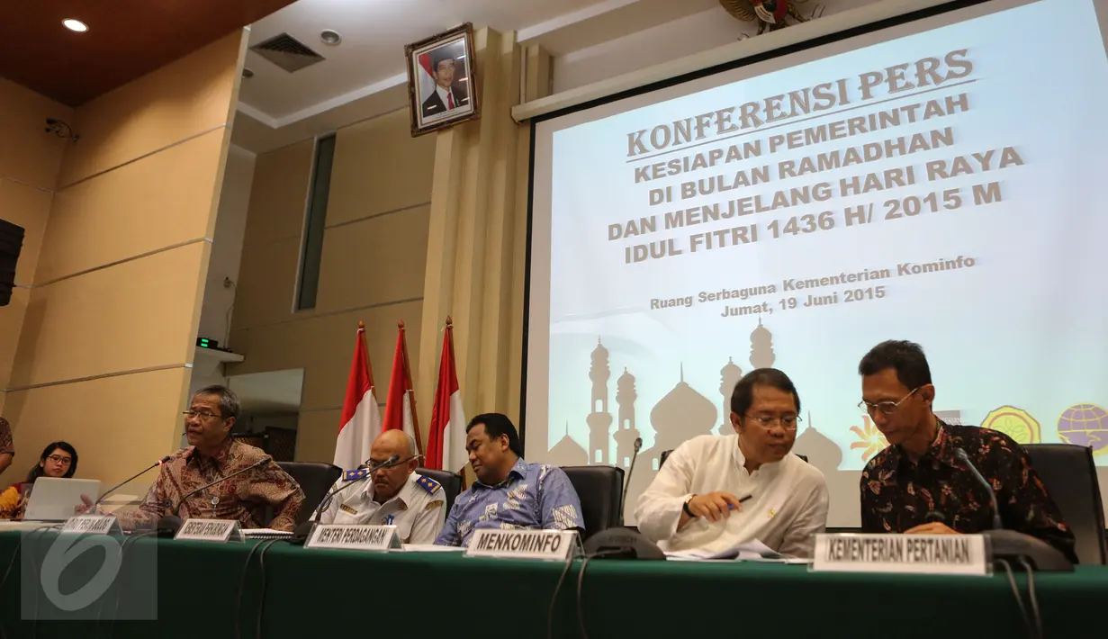 Sejumlah menteri menggelar konferensi pers terkait kesiapan pemerintah menyambut Ramadan dan Idul Fitri, Jakarta, Jumat (19/6/2015). (Liputan6.com/Faizal Fanani)