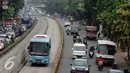 Bus Transjakarta melintas di Jalan Mampang Prapatan Raya, Jakarta, Kamis (6/10). Pemprov DKI Jakarta berencana mengganti bus Transjakarta dengan merek berstandar dunia seperti bus lower deck tipe low entry K250 Scania. (Liputan6.com/Helmi Fithriansyah)