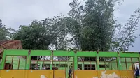 Anggaran Pemda Tidak Kunjung Cair, SDN Rusak Parah di Sukabumi Akhirnya Diperbaiki Dermawan