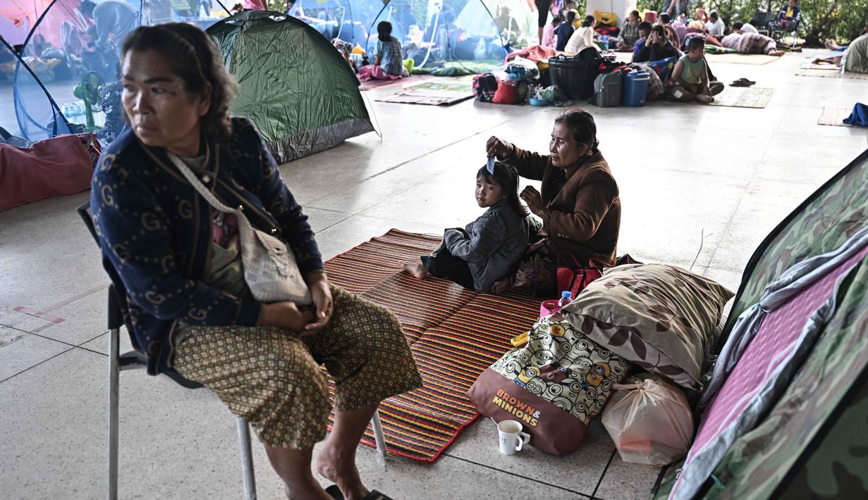 Ada lebih dari 400.000 orang telah dipindahkan ke tempat perlindungan yang aman di tujuh provinsi. Tampak dalam foto, warga pengungsi beristirahat sambil berlindung di pusat pengungsian selama bentrokan di sepanjang perbatasan Thailand-Kamboja di Provinsi Sa Kaeo, Thailand, pada Rabu 10 Desember 2025. (Lillian SUWANRUMPHA/AFP)
