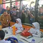 Wakil Presiden Terpilih, Gibran Rakabuming Raka saat memantau langsung uji coba makan bergizi gratis (MBG) di SDN 4 Kota Tangerang. (Liputan6.com/Pramita Tristiawati)